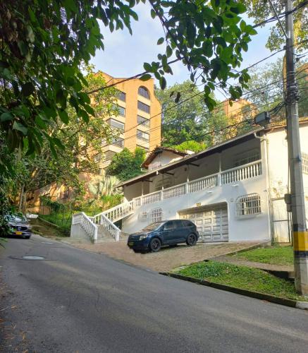 Luxury Villa at Poblado 6 BDRM Epic Manor, Medellín (fotografie 3)