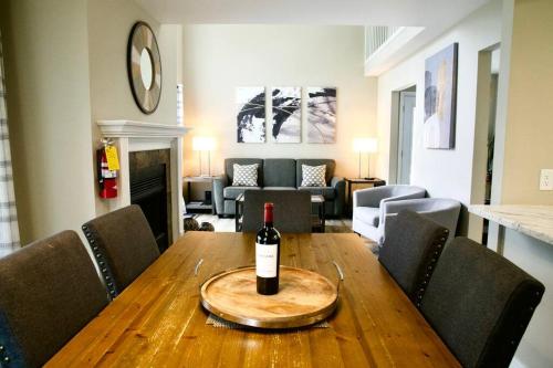 Cozy, 4 Bedroom Chalet, 10 min walk to Village, Blue Mountains