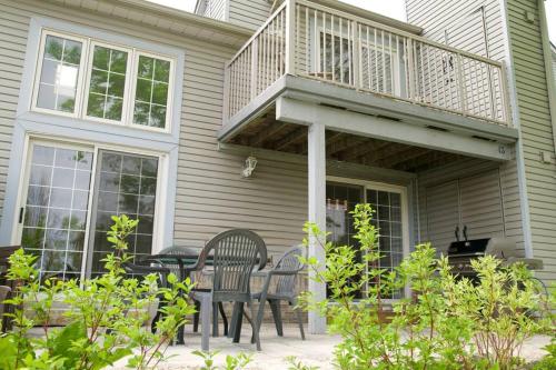 Cozy, 4 Bedroom Chalet, 10 min walk to Village, Blue Mountains (photo 5)