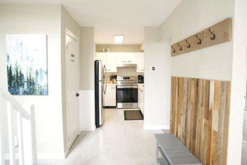 Cozy, 4 Bedroom Chalet, 10 min walk to Village, Blue Mountains (photo 9)