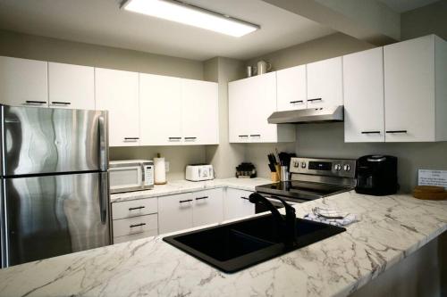 Cozy, 4 Bedroom Chalet, 10 min walk to Village, Blue Mountains (photo 10)