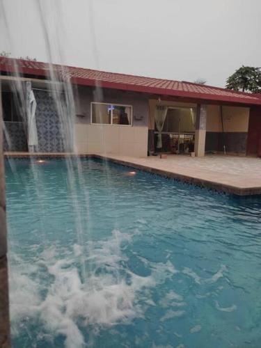 . Casa con Piscina y Cascada