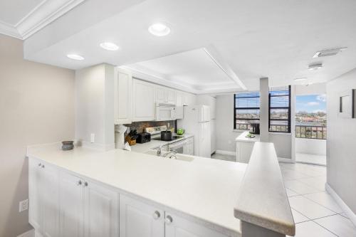 South Seas Tower 4-704 - image 9