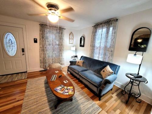 Apple Hill Bungalow, Family and PET Friendly! in Bristol (TN)