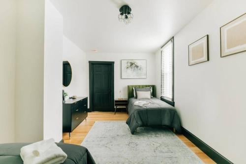 Stunning 5 BR -Heart of Downtown in Lancaster, USA