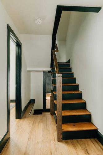 Stunning 5 BR -Heart of Downtown in Lancaster, USA