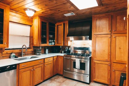Lovely log home, w/Hot Tub, AC, trails on 4.3 acres in Montgomery, USA