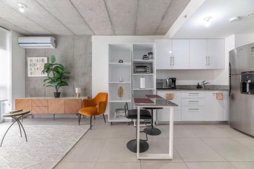 Modern Oasis iFreses, 18th floor! AC, TV and Pool Modern Oasis iFreses, 18th floor! AC, TV and Pool