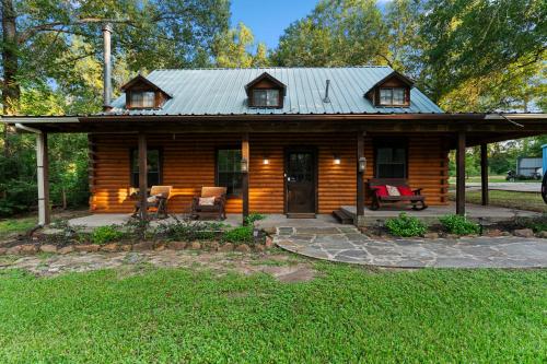 Lovely log home, w/Hot Tub, AC, trails on 4.3 acres in Montgomery, USA
