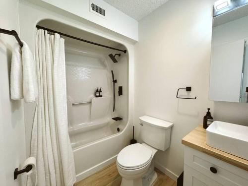 Woodland Reserve - Mini Golf, Home-Gym, and More! Only 10 Minutes from Downtown Woodland Reserve - Mini Golf, Home-Gym, and More! Only 10 Minutes from Downtown