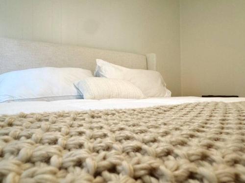 Woodland Reserve - Mini Golf, Home-Gym, and More! Only 10 Minutes from Downtown Woodland Reserve - Mini Golf, Home-Gym, and More! Only 10 Minutes from Downtown