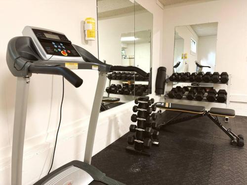 Woodland Reserve - Mini Golf, Home-Gym, and More! Only 10 Minutes from Downtown Woodland Reserve - Mini Golf, Home-Gym, and More! Only 10 Minutes from Downtown