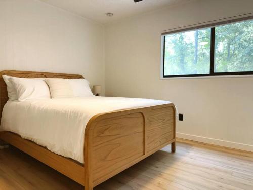 Woodland Reserve - Mini Golf, Home-Gym, and More! Only 10 Minutes from Downtown Woodland Reserve - Mini Golf, Home-Gym, and More! Only 10 Minutes from Downtown