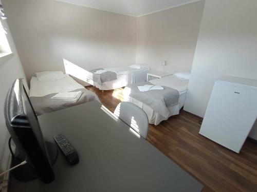 3 twin beds