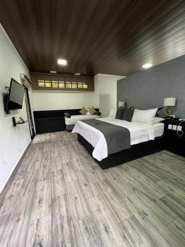 1 queen bed, 1 twin bed