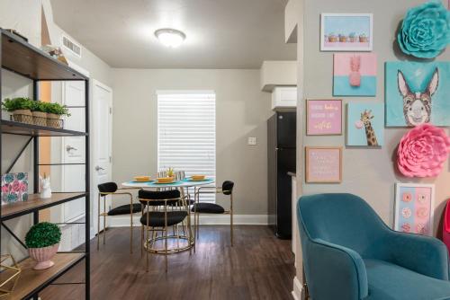 The Flamingo 102 l Pool I 65 Smart TV I Sleeps 5 in Austin, USA