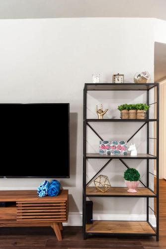 The Flamingo 102 l Pool I 65 Smart TV I Sleeps 5 in Austin, USA