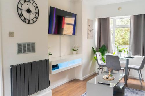 Modern 1 bed apartment in Greenwich - WIFI - NETFLIX and stations nearby, Londýn