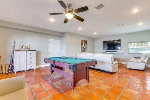 Riverfront Gibsonton Home about 12 Mi to Tampa! in Gibsonton, USA
