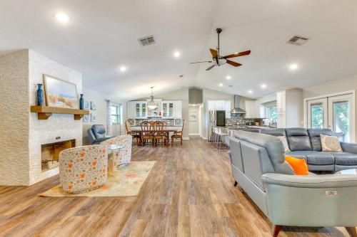 Riverfront Gibsonton Home about 12 Mi to Tampa! in Gibsonton, USA