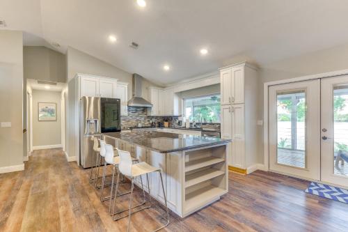 Riverfront Gibsonton Home about 12 Mi to Tampa! in Gibsonton, USA