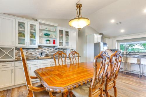 Riverfront Gibsonton Home about 12 Mi to Tampa! in Gibsonton, USA