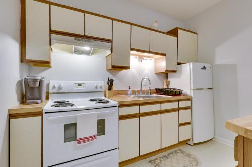 Basye Getaway with Pool Access, 2 Mi to Bryce Resort in Basye, USA