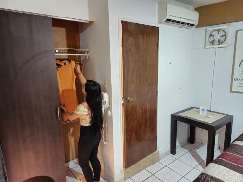 Habitacion tipo hotel centrico 3 camas, cocina,WIFI E in Ciudad Valles, Mexico