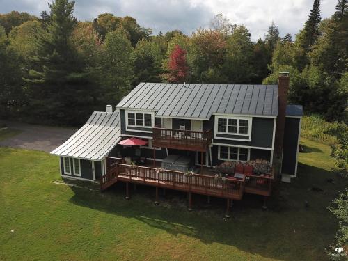 Bigelow Chalet at Killington: 8BR/4.5 BA Pet Friendly Home w/ Hot Tub, Fireplace, Walk to Shuttle, Killington