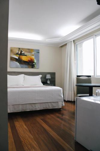 1 queen bed, 1 double bed, 2 twin beds