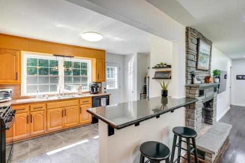 7 Mi to Kaaterskill Falls Home with Mountain Views! in Palenville, USA
