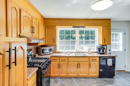 7 Mi to Kaaterskill Falls Home with Mountain Views! in Palenville, USA