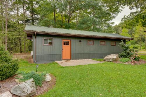 . Pet-Friendly Deluxe Cabin F with Grill in Hillsgrove