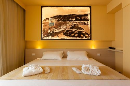 1 queen bed, 2 twin beds