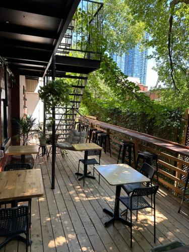 Auberge Saintlo Montreal Hostel near Marie Reine Monde Katedrális