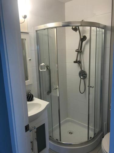Separate bathroom, Spacious and bright queen bed room in Richmond, Canada