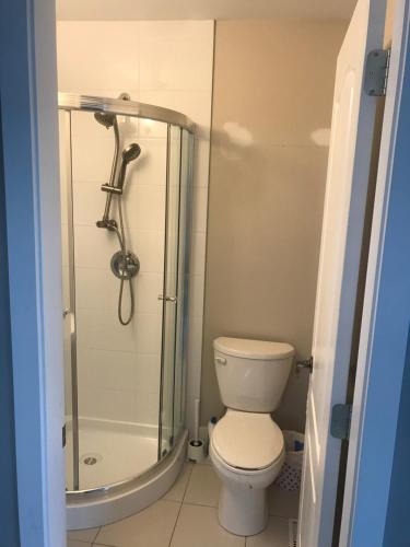 Separate bathroom, Spacious and bright queen bed room in Richmond, Canada