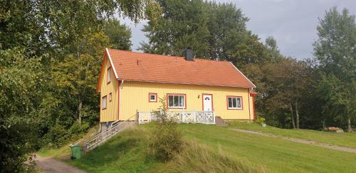 Semesterhus Kymbo Jungfrugården 2 (Semesterhus Kymbo Jungfrugarden 2) in Vartofta
