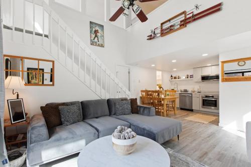 Redpine Peaks Condo Mins to Ski Canyons Resort, Hot tub, Golf, Walk to Lifts! image