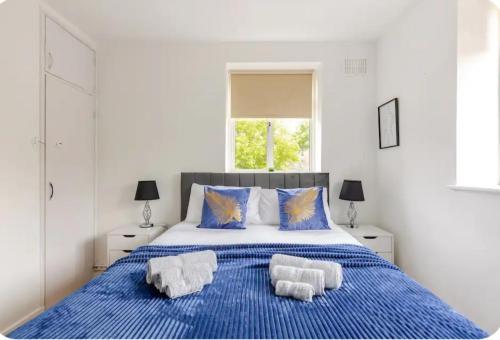 Spacious Two Bedroom Apartment in Battersea, Free Parking, Londyn
