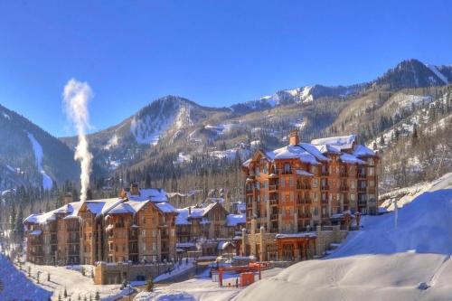 Ski-In & Out at Canyons, Pet-Friendly, Cozy Fireplace, Sleeps 10