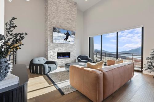 Mountain House PC, Snowy Lake Views Private Hot Tub, New Build, Jordanelle Lake!, Keetley