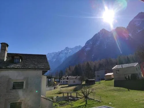 Haus in den Bergen in Borgonovo, Schweiz