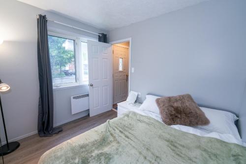 Detached house near metro with private parking - Tap to explore photos