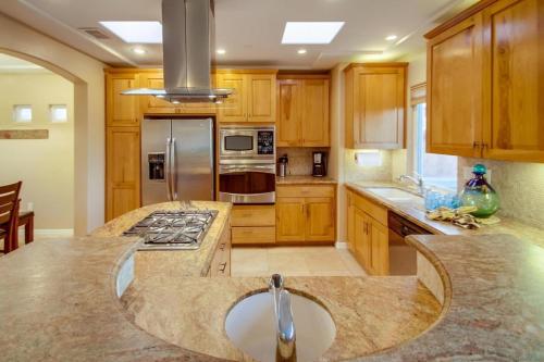 Steps to the boardwalk & beach with AC, WiFi, spacious deck, prime location in San Diego, USA