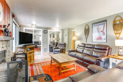 West Dover Townhome Hot Tub, 2 Mi to Mount Snow! in West Dover, USA