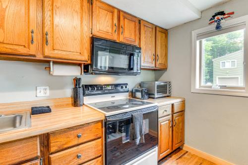 West Dover Townhome Hot Tub, 2 Mi to Mount Snow! in West Dover, USA