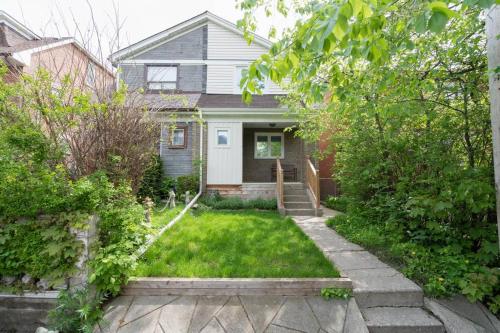 Spacious Room with Ensuite Bathroom near Subway, Koreatown & UofT, Toronto (foto 3)
