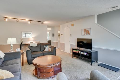 Seneca Escape w/ Screened Patio: Near Lakes! in 塞內卡 (SC)