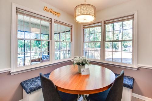 Seneca Escape w/ Screened Patio: Near Lakes! in 塞內卡 (SC)